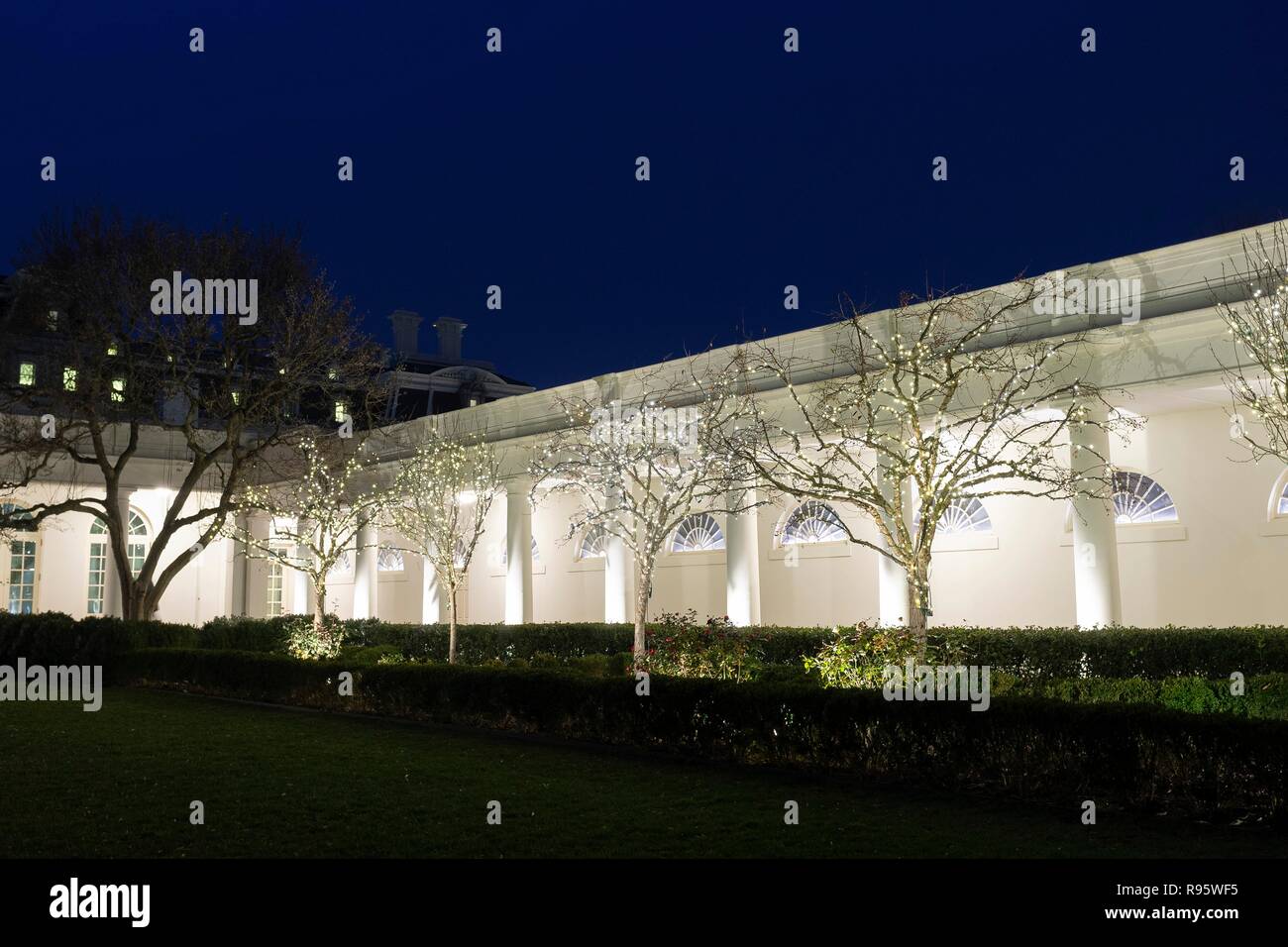 La colonnade de l'aile ouest de la Maison blanche décorée pour Noël et éclairée 12 décembre 2018 à Washington, DC. Banque D'Images