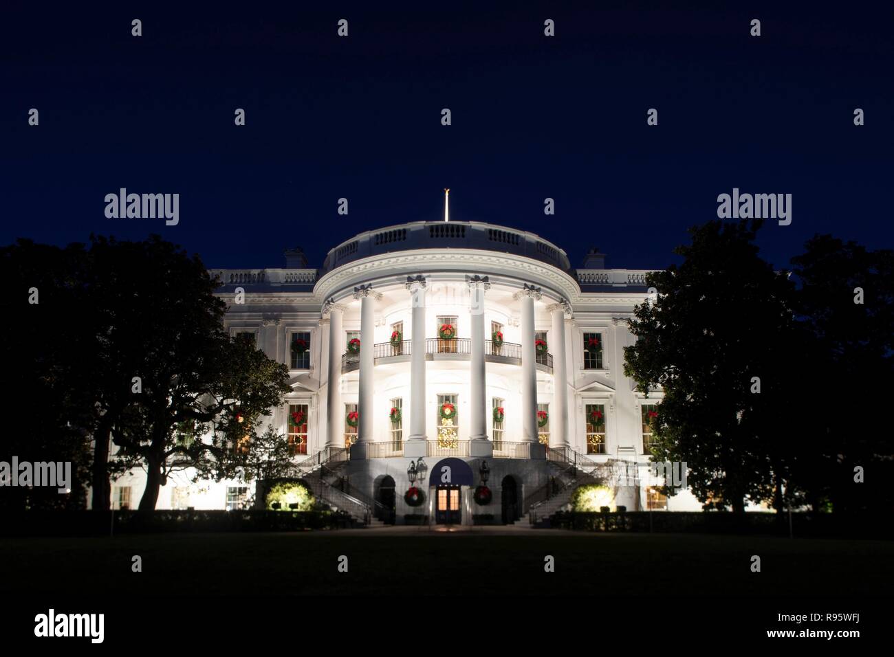 Le côté sud de la Maison blanche décorée pour Noël et éclairée 12 décembre 2018 à Washington, DC. Banque D'Images