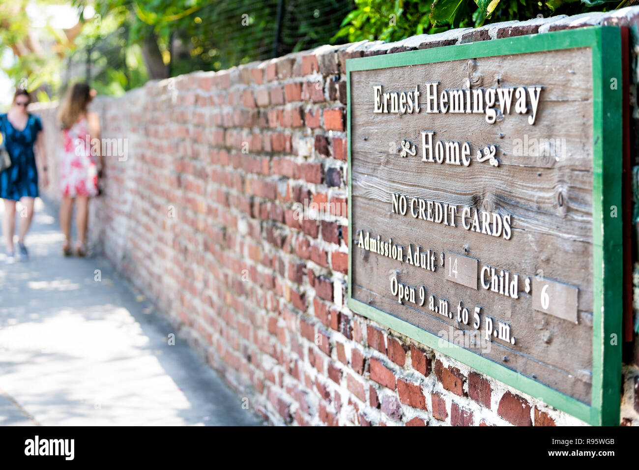 Paris, France - 1 mai 2018 : signer pour Ernest Hemingway Home, résidence, musée avec aucun crédit voitures, argent comptant seulement, les heures d'informations, sur mur de brique rouge à Banque D'Images