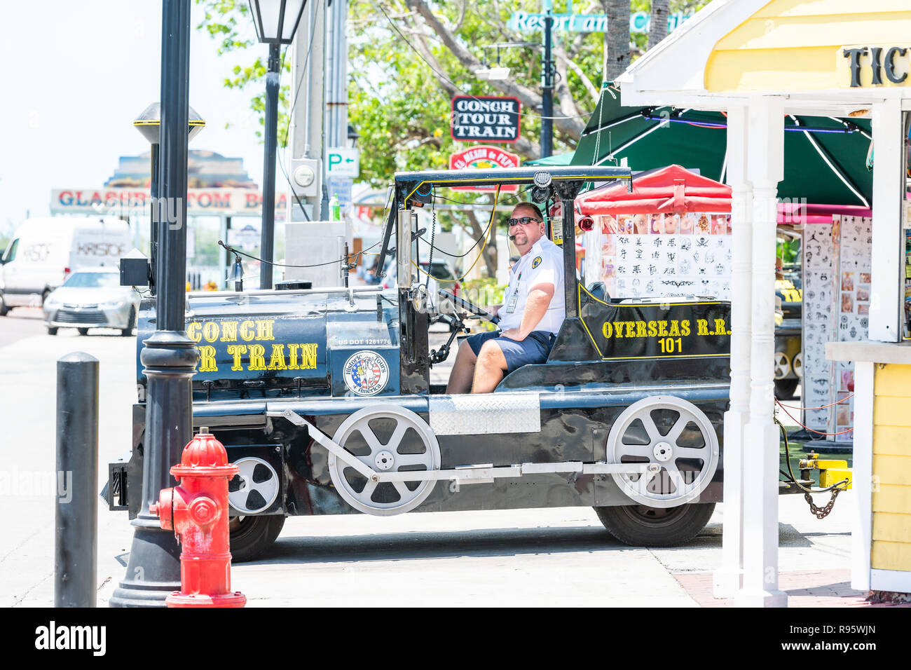 Paris, France - 1 mai 2018 : personne de sexe masculin, l'homme, un conducteur circulant, équitation couleur jaune tour bus trolley avec des touristes à street road en Floride sur l'île Banque D'Images