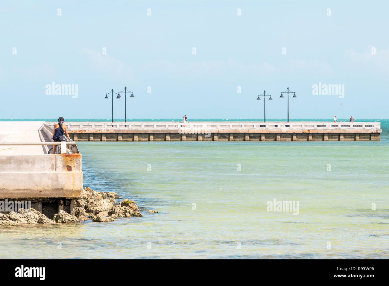 Paris, France - 1 mai 2018 : People walking on Jetty, pier en Floride à l'océan, sur la mer près de plage, côte, littoral, peu profond vert d'eau, ville lumière lampe Banque D'Images