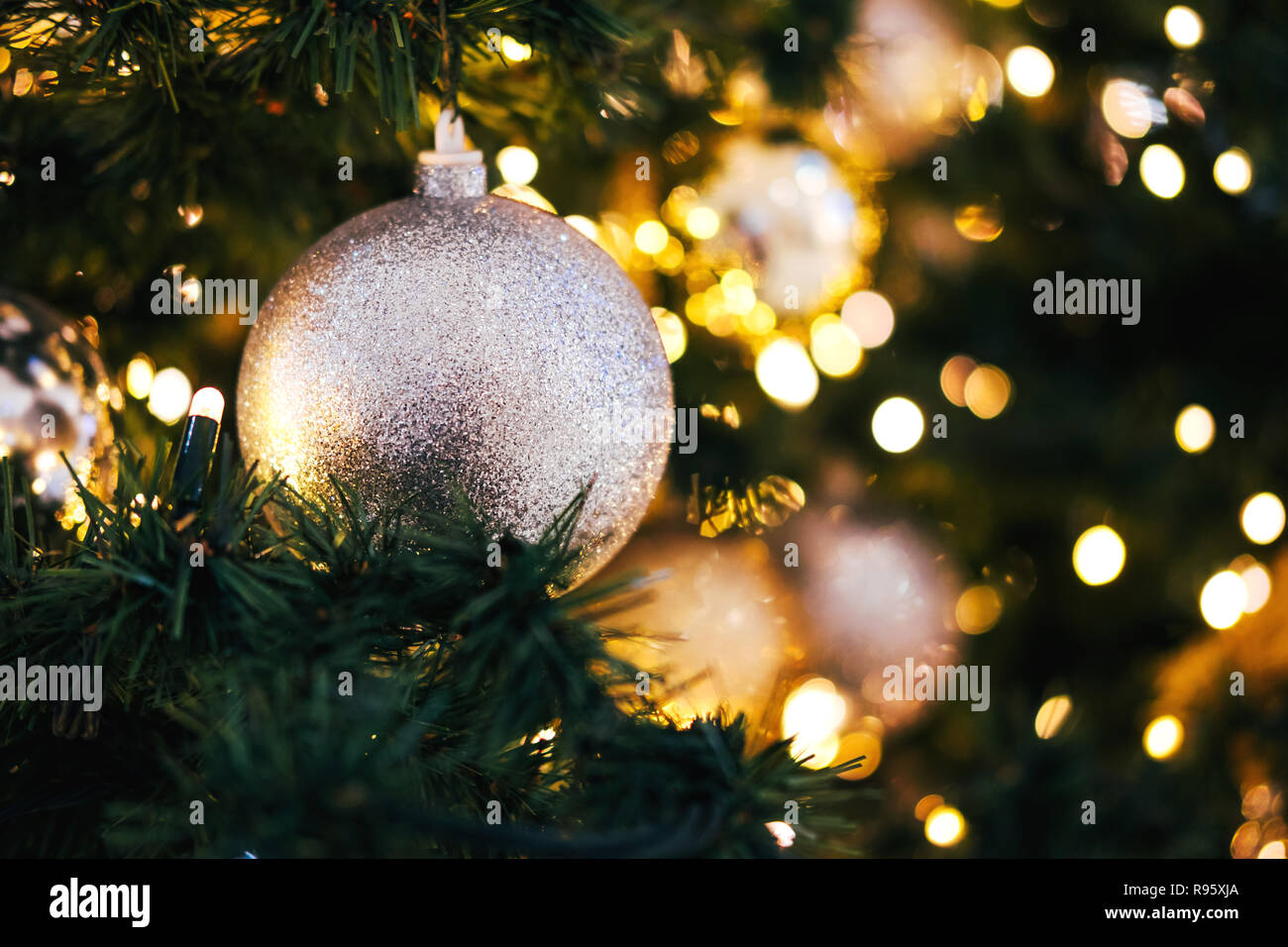 Branches De Sapin Avec Des Boules Et Des Lumières De Fête