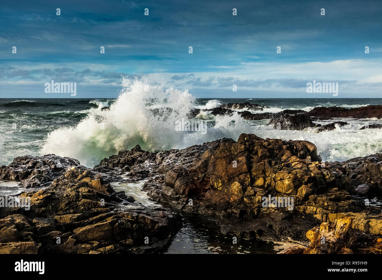 Les vagues s'écraser sur la côte de l'Oregon Banque D'Images