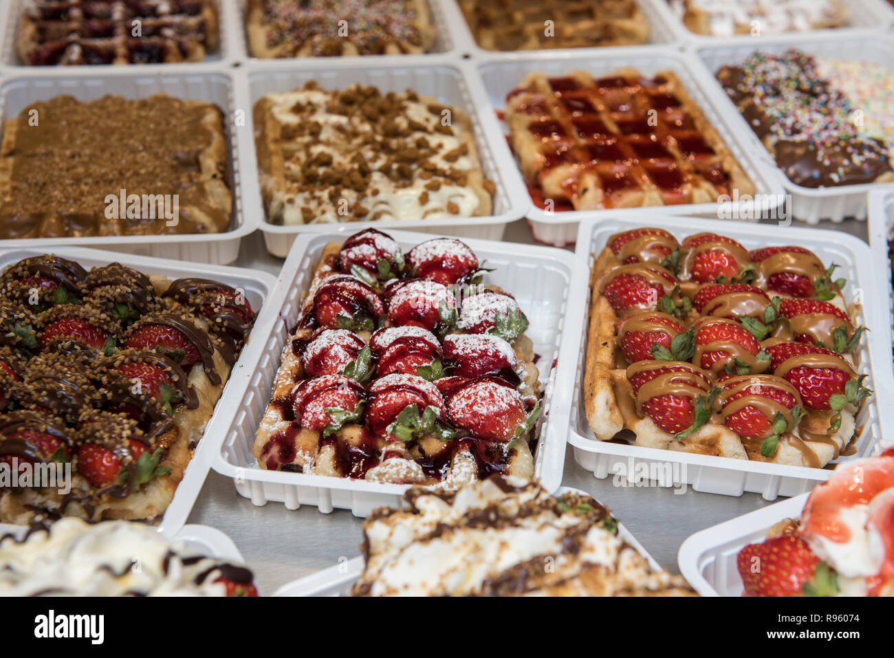 Gaufres Belges Aux Fruits Et De Garnitures Sont Vendus Dans Un Restaurant Le Libre De Droit Des Aliments Vendus A L Air Delicieux Elles Sont Arrangees Photo Stock Alamy