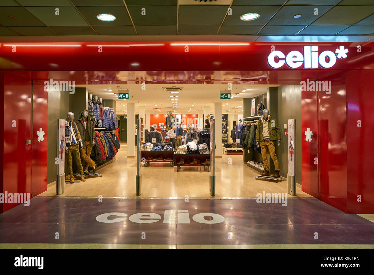 MILAN, ITALIE - circa 2017, novembre : Celio magasin à Milan. Celio est un  détaillant de vêtements pour hommes Photo Stock - Alamy