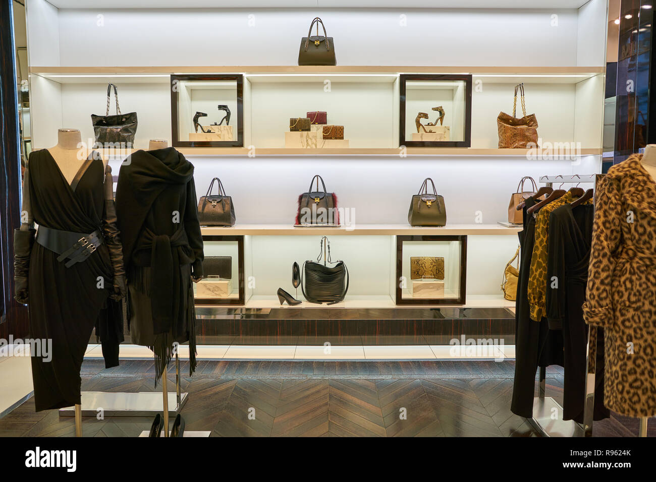 MILAN, ITALIE - circa 2017, novembre : interior shot of Michael Kors magasin  à Milan. Michael Kors Holdings Limited est une entreprise de mode  américains Photo Stock - Alamy