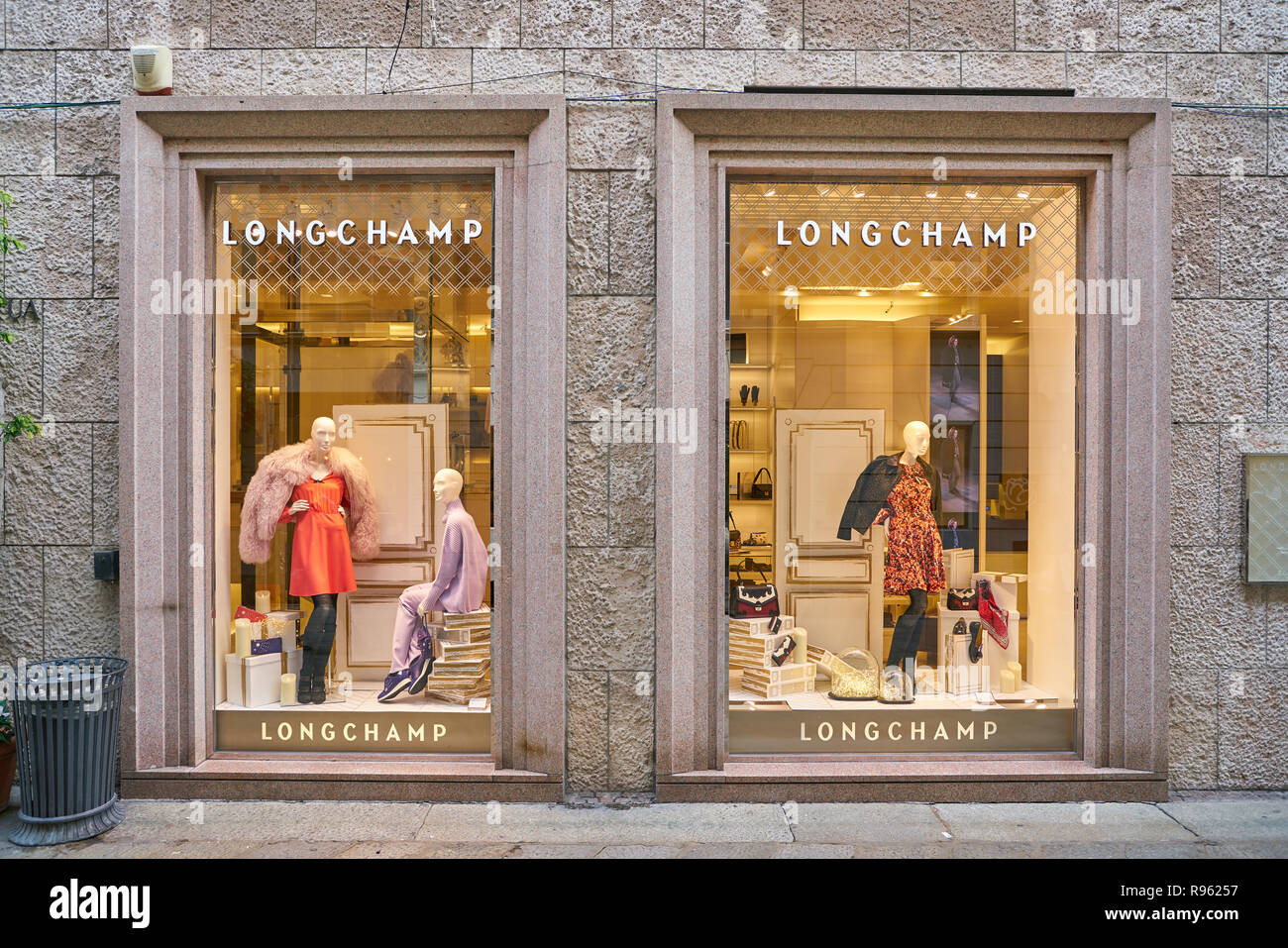 MILAN, ITALIE - circa 2017, novembre : Longchamp magasin à Milan. Longchamp  est une entreprise de maroquinerie de luxe française Photo Stock - Alamy