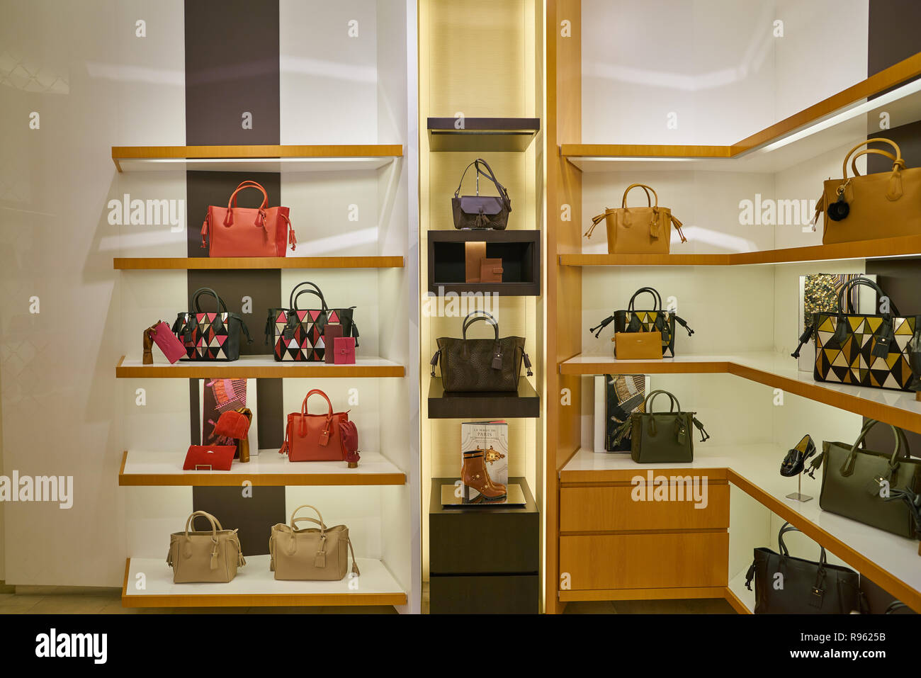 MILAN, ITALIE - circa 2017, novembre : les sacs sur l'affichage à un  Longchamp magasin à Milan. Longchamp est une entreprise de maroquinerie de  luxe française Photo Stock - Alamy