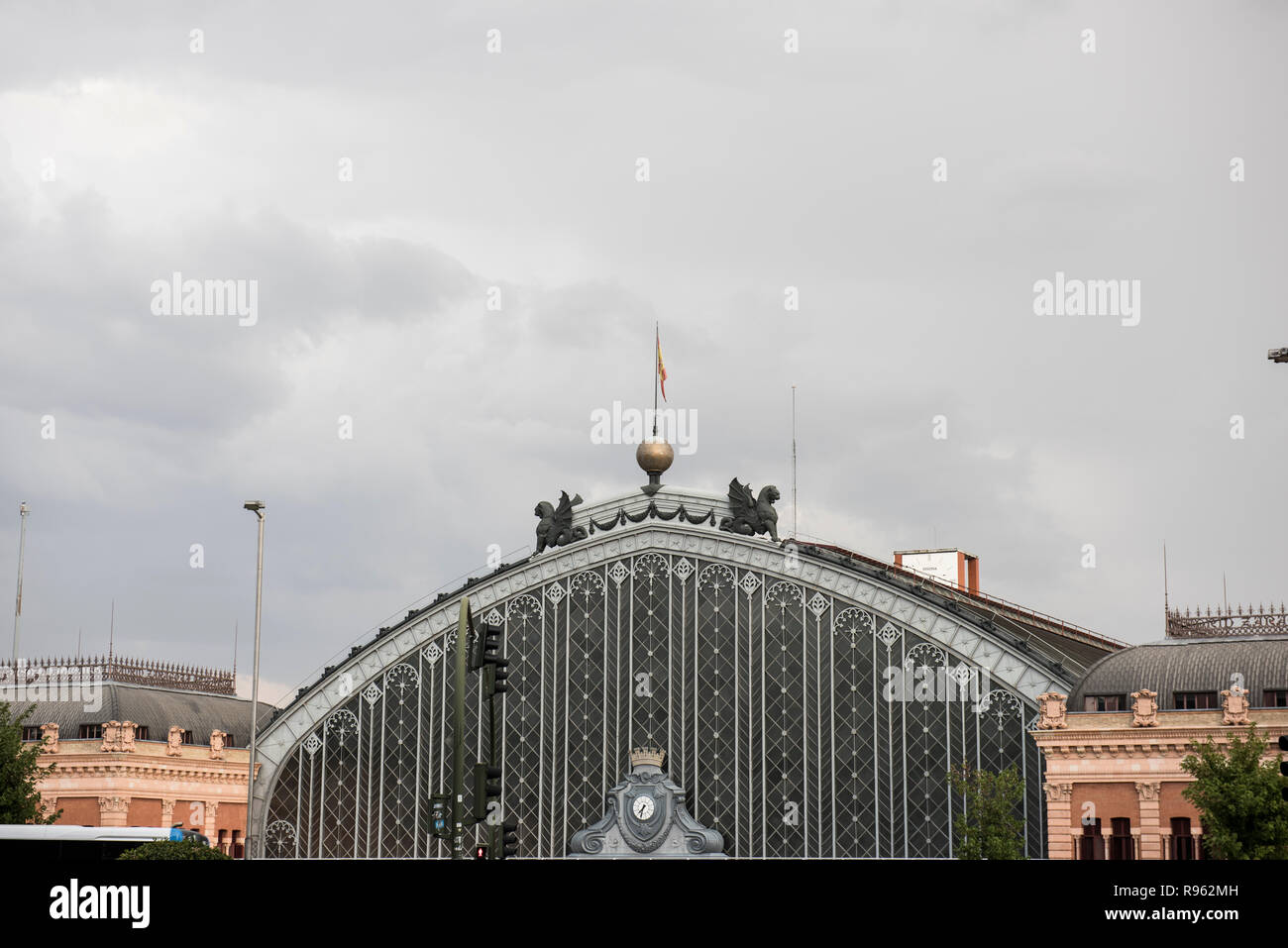 La célèbre gare de Madrid Atocha à Madrid en Espagne. Il est l'un des plus célèbre station ferroviaire européenne et l'architecture est epoustouflant. Banque D'Images