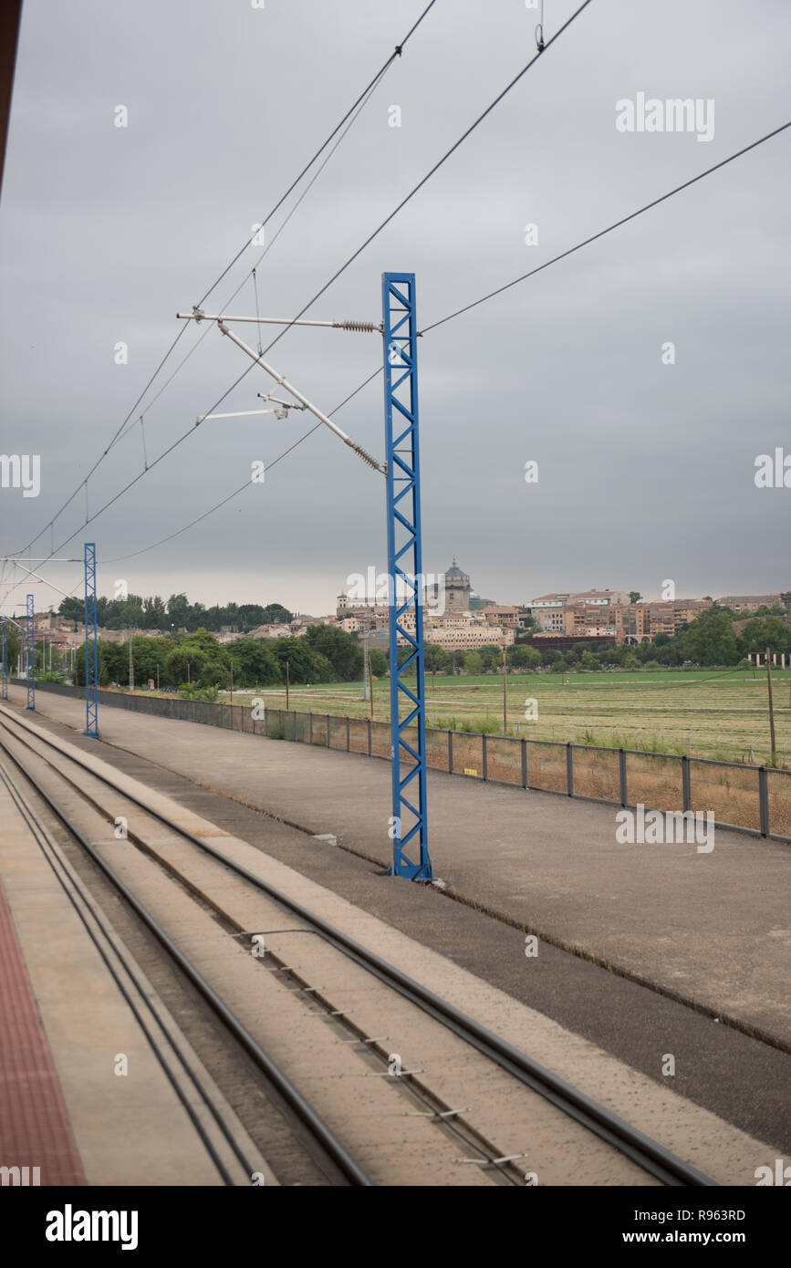 Image d'une gare locale est vu sur ce libre. Les voies de chemin de fer sont clairement définis et visibles la station semble être très vide. Le ciel est d'als Banque D'Images