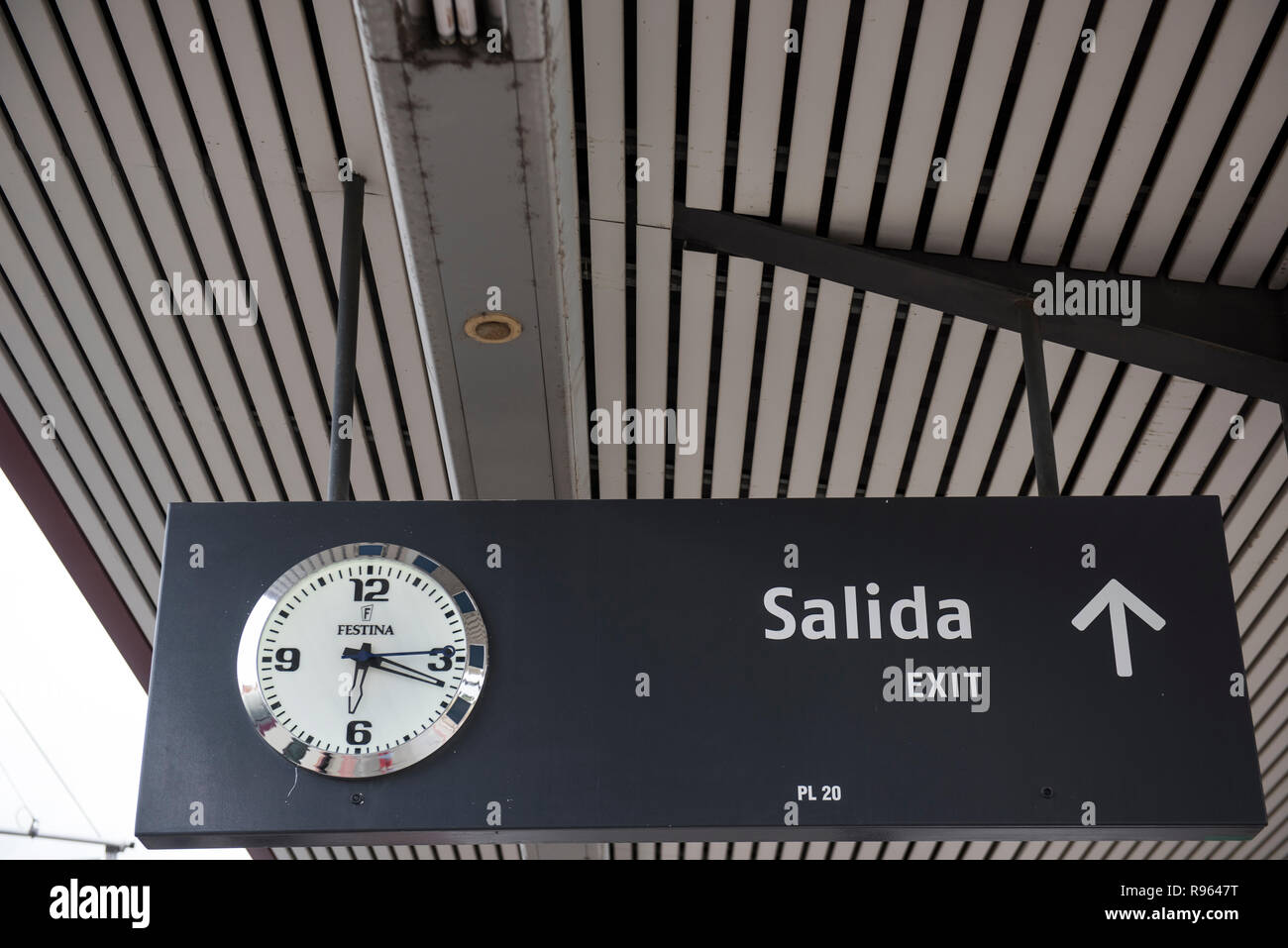 Image d'une gare est visible sur l'image. L'ombre est vu trop. La formation est une partie importante de transport en Espagne. Une sortie texte signe est vu Banque D'Images