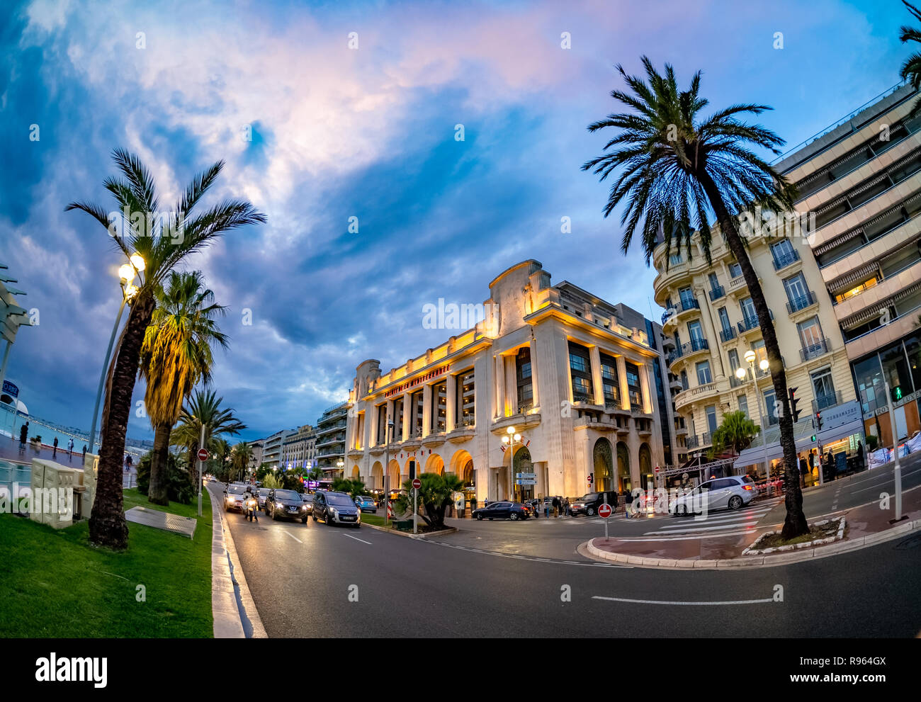 Nice, France - 10 octobre 2018 : la Cote d'Azur de Nice, de l'architecture célèbre Palais Mediterranee illuminée en soirée lights en France Banque D'Images