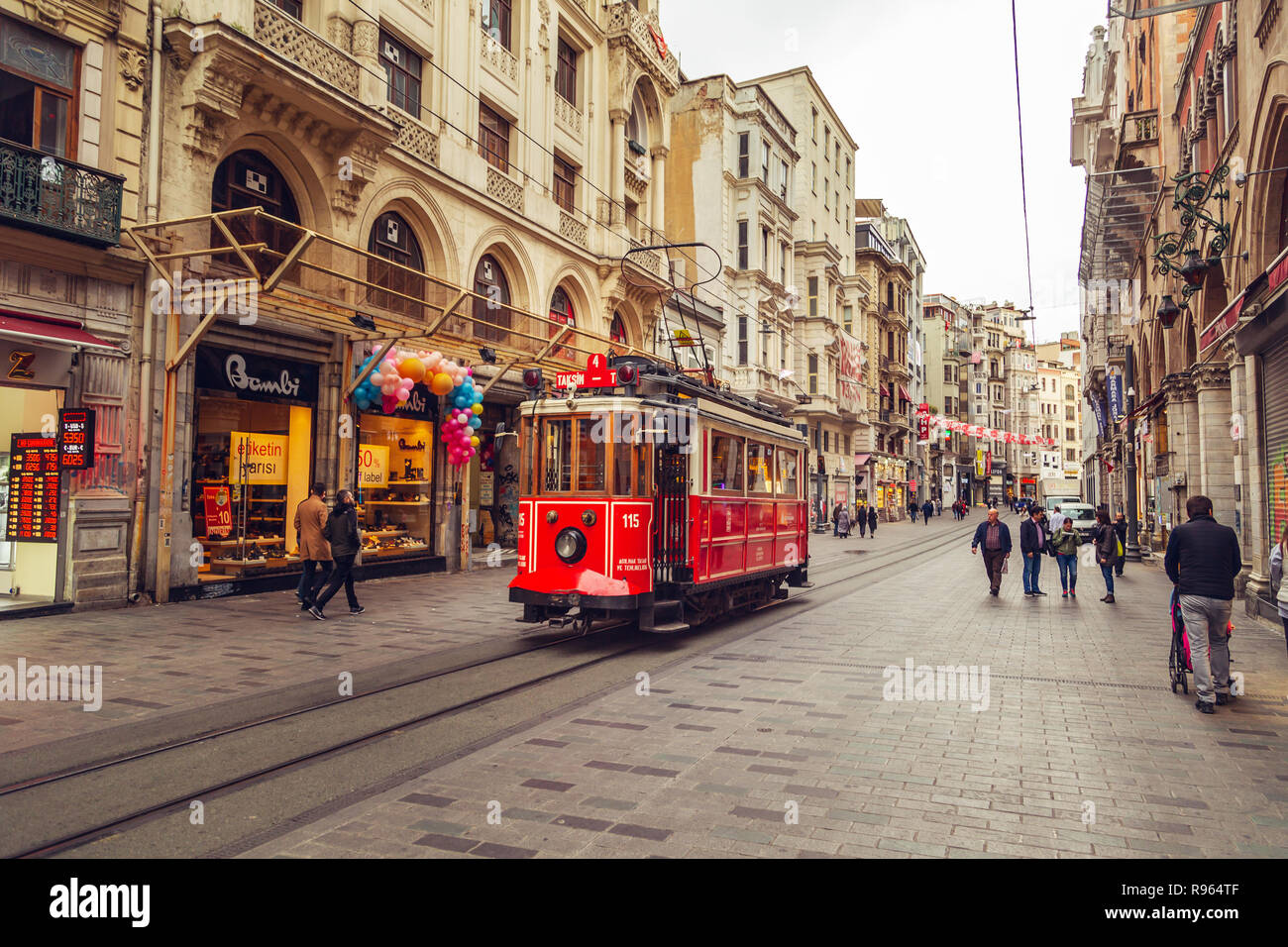 Tramway rétro rouge nostalgique sur la célèbre rue Istiklal. ISTANBUL, TURQUIE - le 13 novembre 2018. Banque D'Images