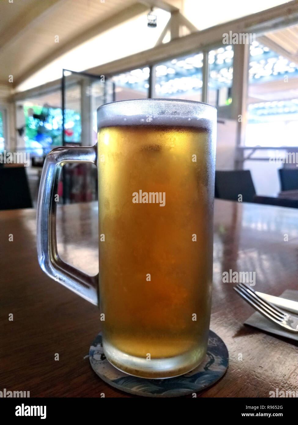 Verres de bière et foncés sur fond d'un pub. Banque D'Images