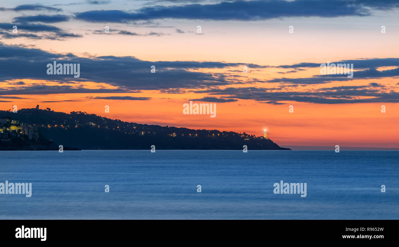 Azur paysage, Belle Cote d'Azur au lever du soleil, panorama animé tôt le matin sur la côte de France Banque D'Images