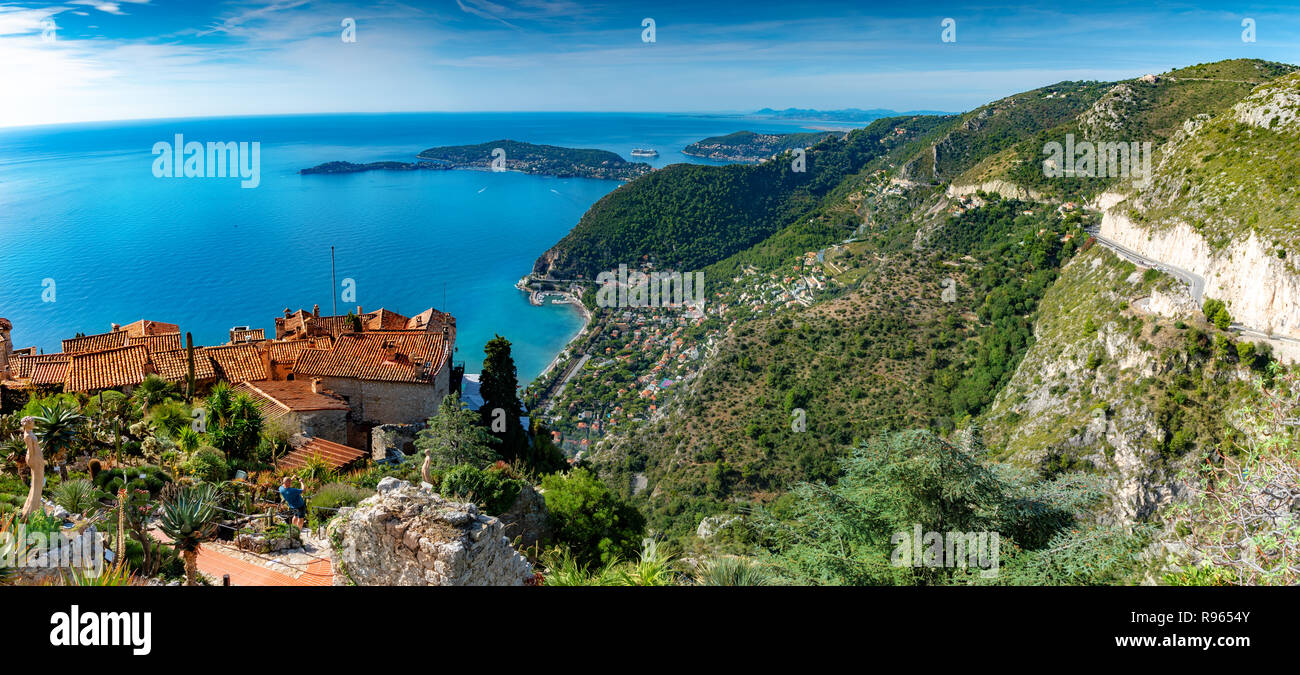 Vue panoramique vue aérienne de la French Riviera, du village d'Eze en été, l'environnement parmi les côtes de la région, en France Banque D'Images