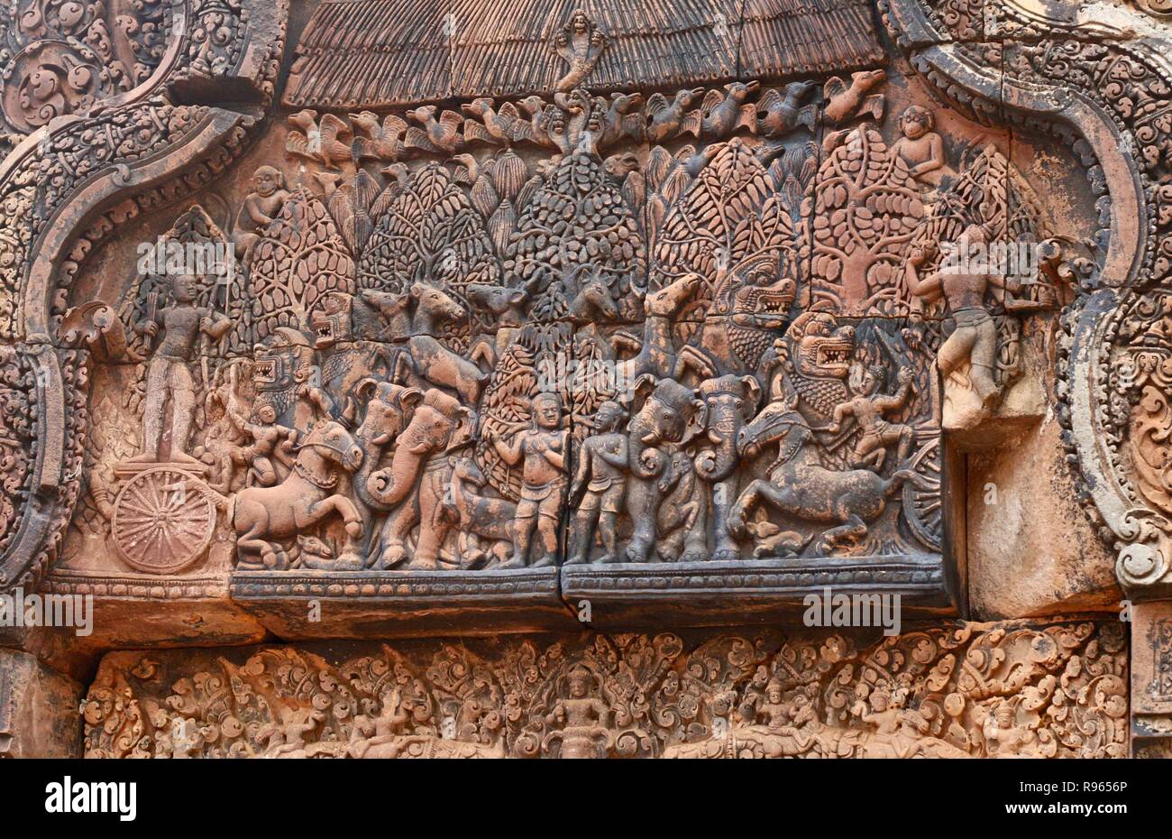 Sculptures détaillées sur les ruines de la jungle au Cambodge Banque D'Images