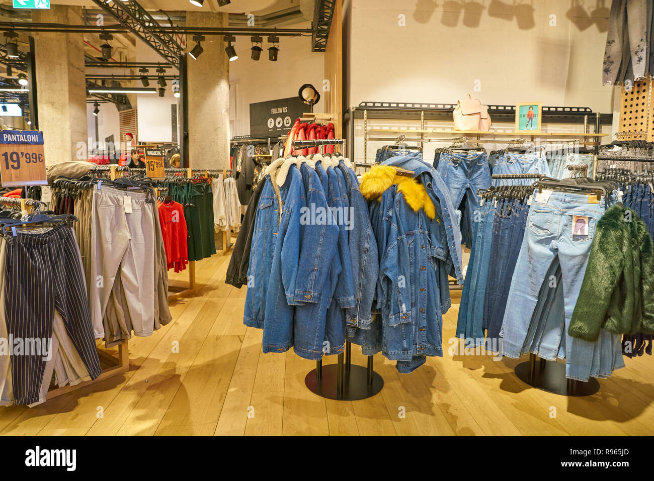 MILAN, ITALIE - circa 2017, novembre : les vêtements sur l'affichage à  Bershka magasin à Milan Photo Stock - Alamy