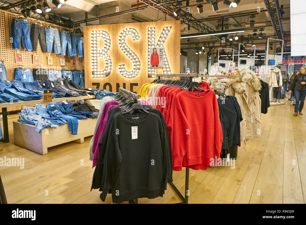 MILAN, ITALIE - circa 2017, novembre : les vêtements sur l'affichage à  Bershka magasin à Milan Photo Stock - Alamy