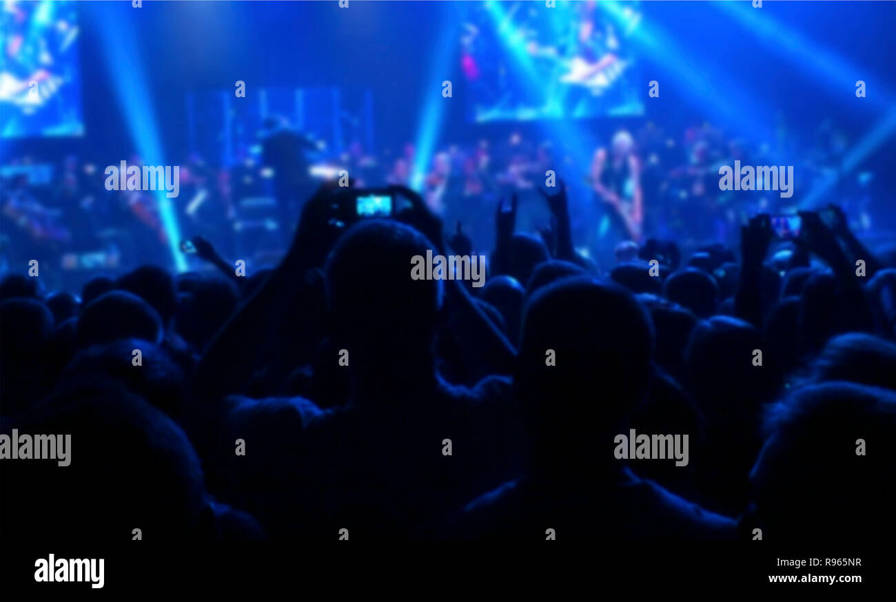 Fontaine sur Ivan Franko Square à Kiev, Ukraine en hiver, couverte de neige. Des branches d'arbre courbé sous le poids de la neige. Banque D'Images