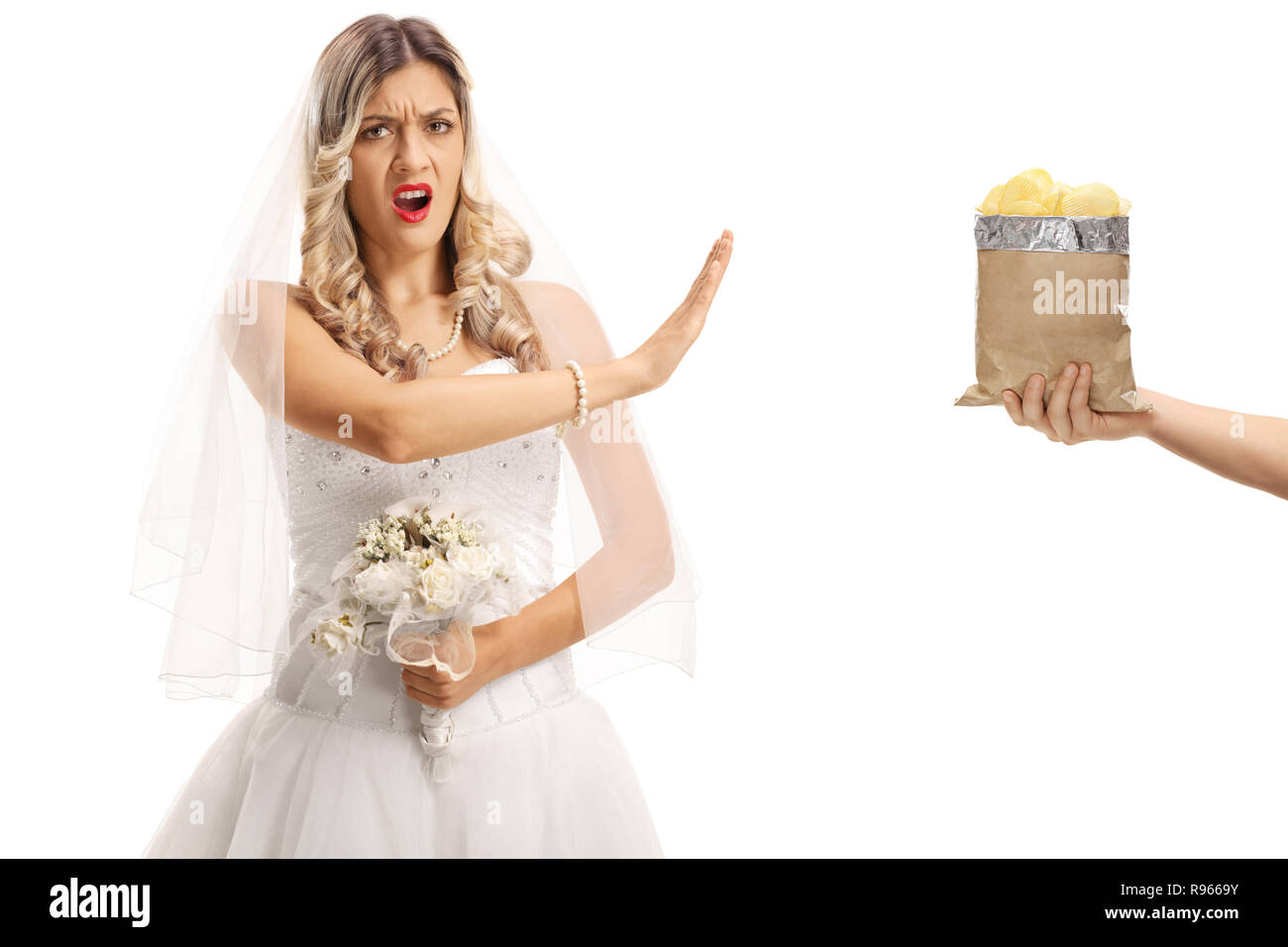 La mariée en colère disent non à un sac de chips isolé sur fond blanc Banque D'Images