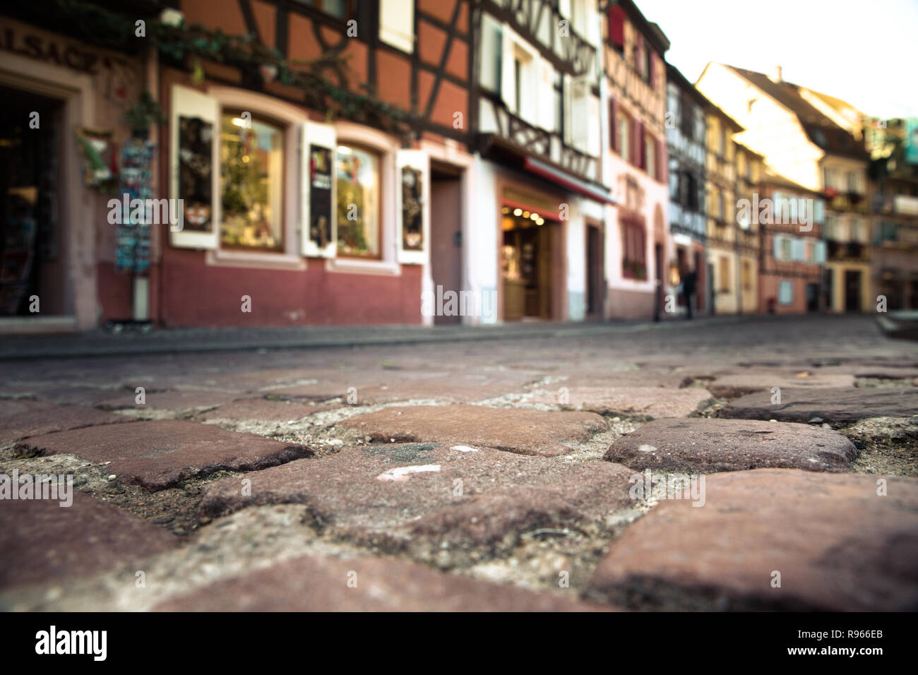 Faible perspective de rue pavée de la ville historique de Strasbourg France Banque D'Images