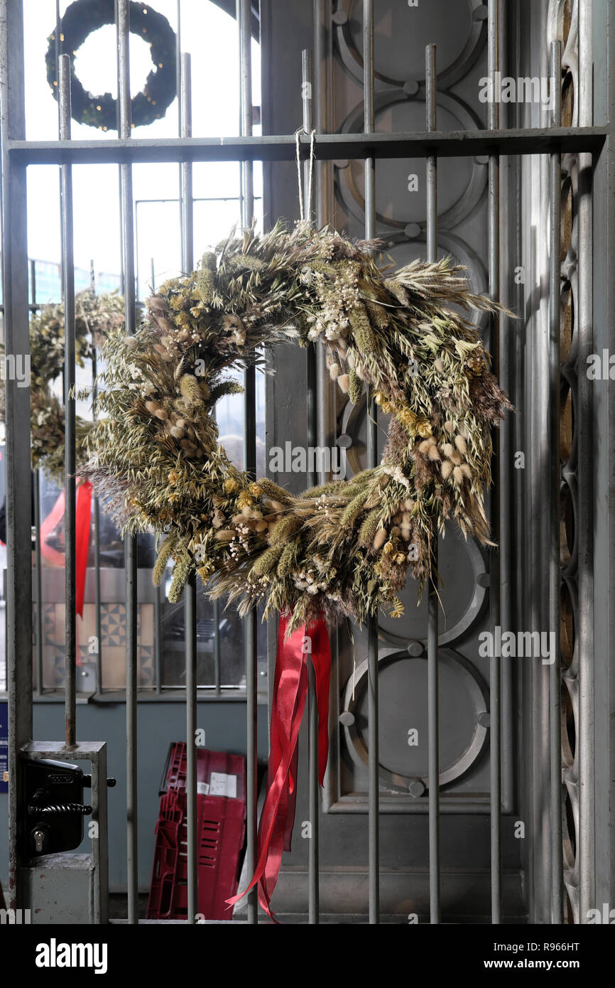 Couronne de Noël de diverses graminées et céréales, l'orge, le blé sur une grille de fer à l'extérieur d'un food at Borough Market à Londres Angleterre Royaume-uni KATHY DEWITT Banque D'Images