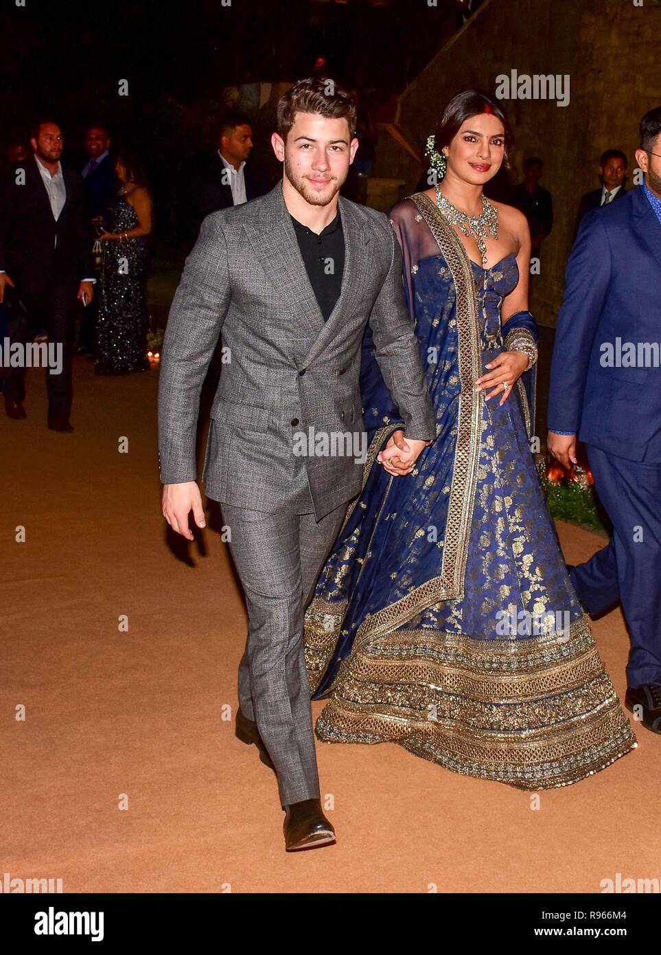 L'actrice indienne Priyanka Chopra avec son mari musicien américain Nick Jonas sont vus au cours de leur réception de mariage à l'hôtel JW Marriott à Mumbai. Banque D'Images