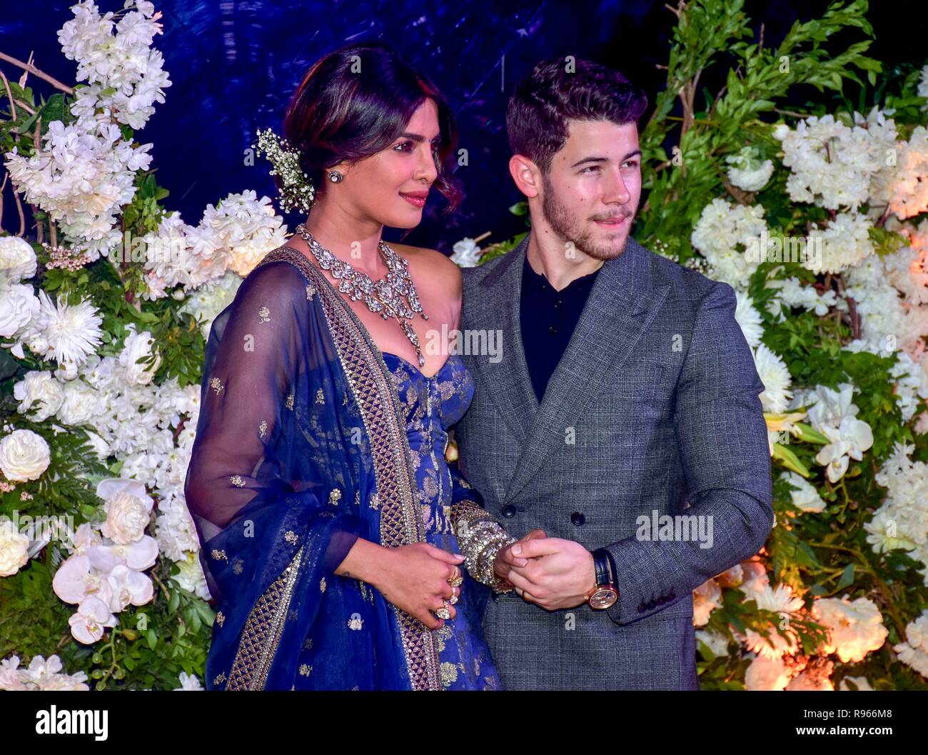 L'actrice indienne Priyanka Chopra avec son mari musicien américain Nick Jonas sont vus au cours de leur réception de mariage à l'hôtel JW Marriott à Mumbai. Banque D'Images