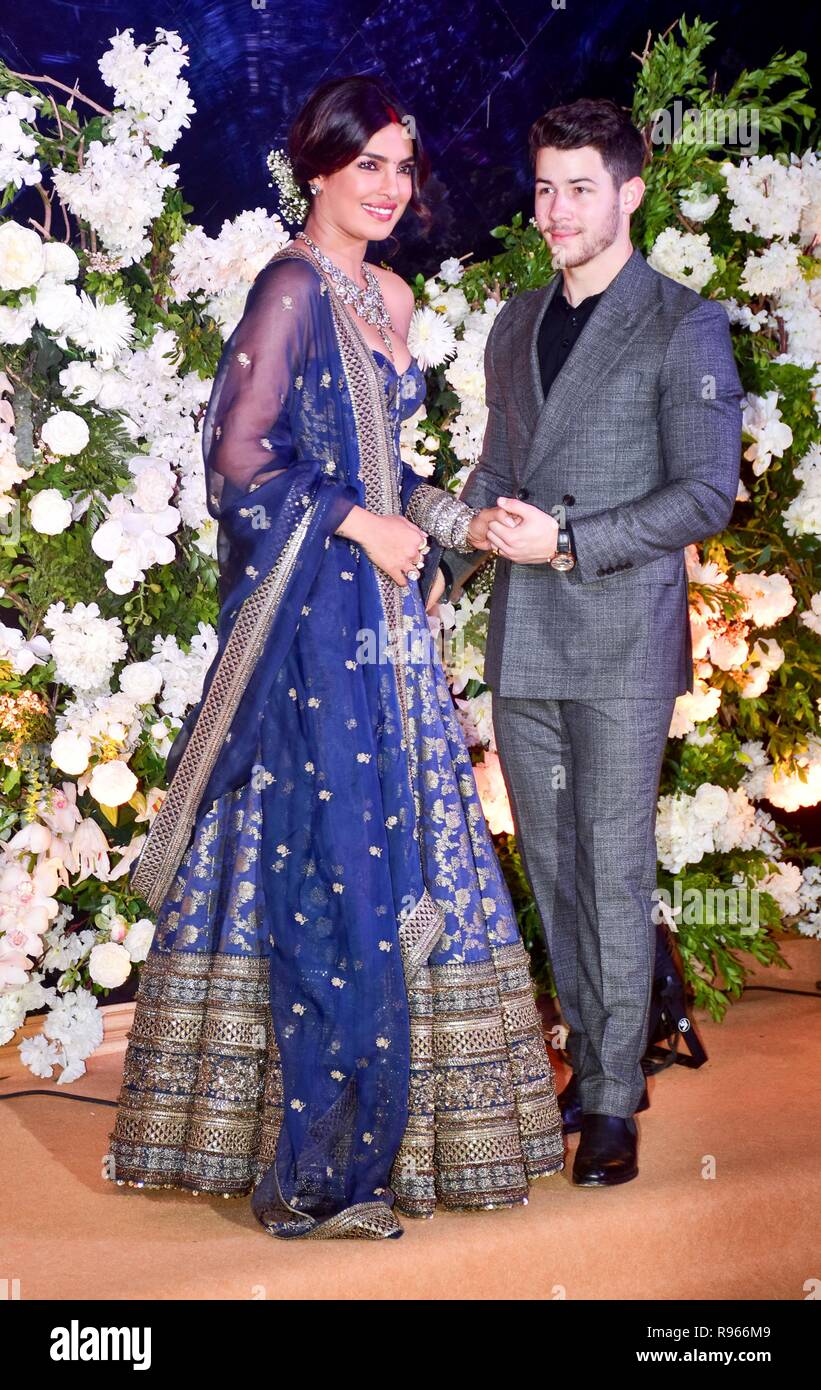 L'actrice indienne Priyanka Chopra avec son mari musicien américain Nick Jonas sont vus au cours de leur réception de mariage à l'hôtel JW Marriott à Mumbai. Banque D'Images