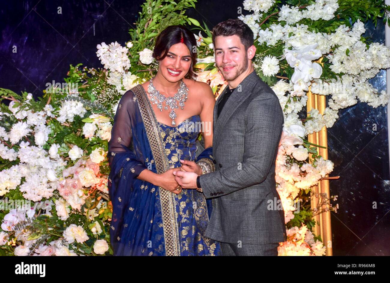 L'actrice indienne Priyanka Chopra avec son mari musicien américain Nick Jonas sont vus au cours de leur réception de mariage à l'hôtel JW Marriott à Mumbai. Banque D'Images