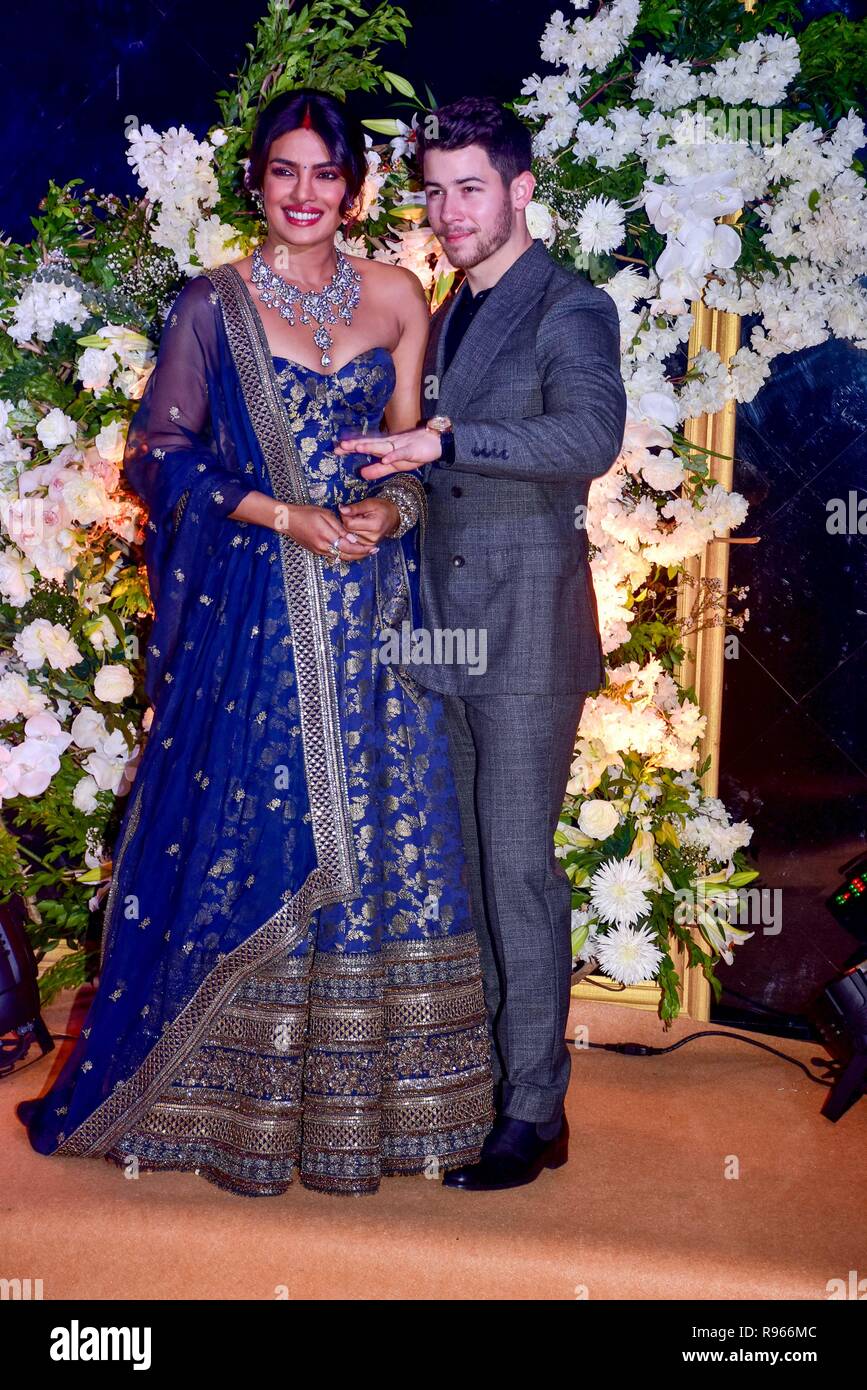 L'actrice indienne Priyanka Chopra avec son mari musicien américain Nick Jonas sont vus au cours de leur réception de mariage à l'hôtel JW Marriott à Mumbai. Banque D'Images