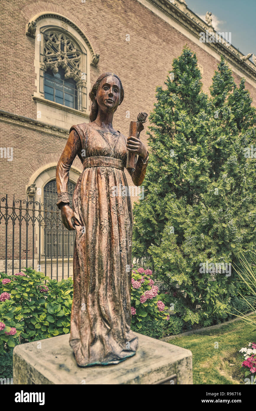 Statue de Catalina de Aragón, en face de l'Archevêché d'Alcalá de Henares, Madrid, Espagne, Europe Banque D'Images