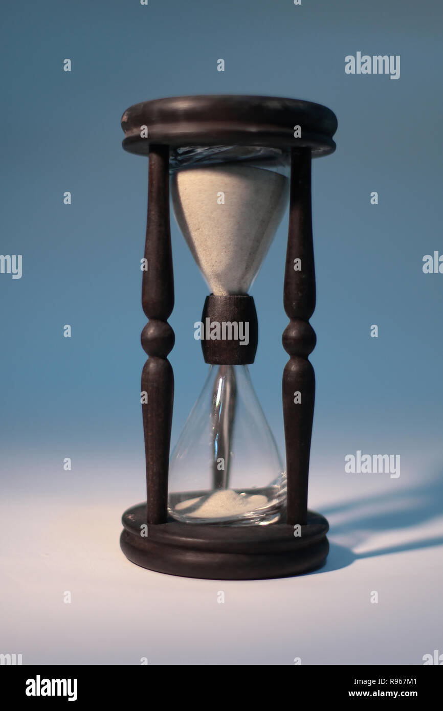 Libre d'hourglass. isolé sur fond bleu. Banque D'Images