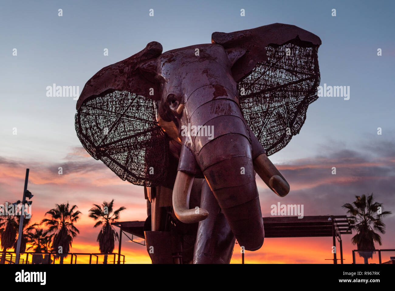 Valencia, Espagne - 15 décembre 2018 : l'éléphant géant en bois et métal à l'entrée du zoo Bioparc à Valence, en Espagne, au moment de la fermeture du zoo Banque D'Images