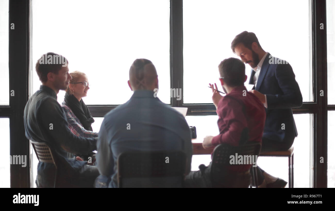 Groupe de concepteurs créatifs discuter dans le studio. Banque D'Images