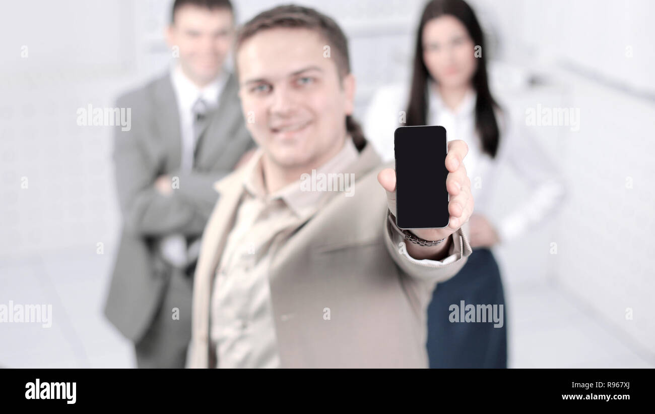 Certain jeune homme montrant écran de téléphone mobile Banque D'Images
