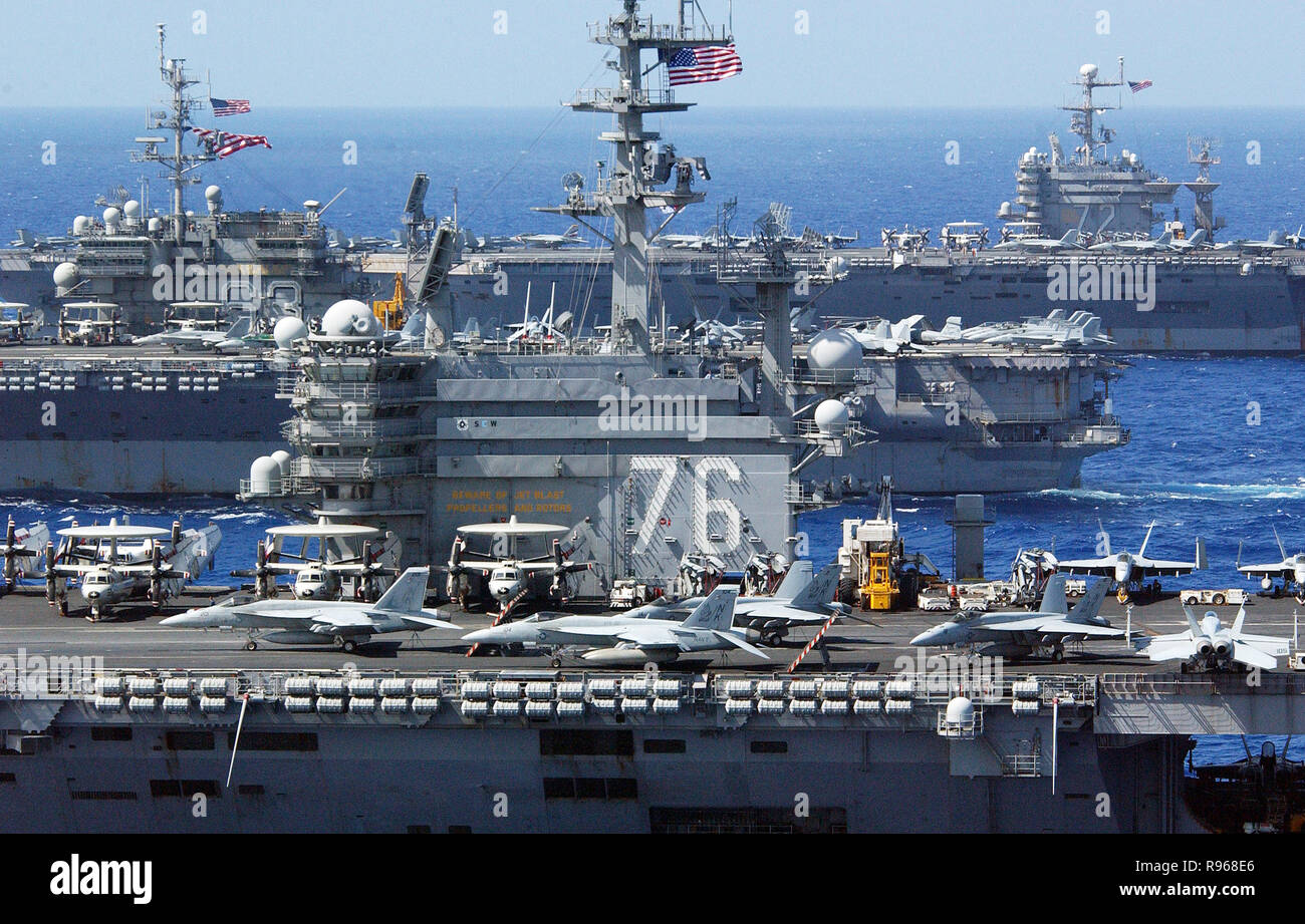 Porte-avions USS Ronald Reagan (CVN 76), l'USS Kitty Hawk (CV 63) et l'USS ABRAHAM LINCOLN (CVN 72) Voile en formation. U.S. Navy photo de photographe en chef 4400 Appel Spike Banque D'Images