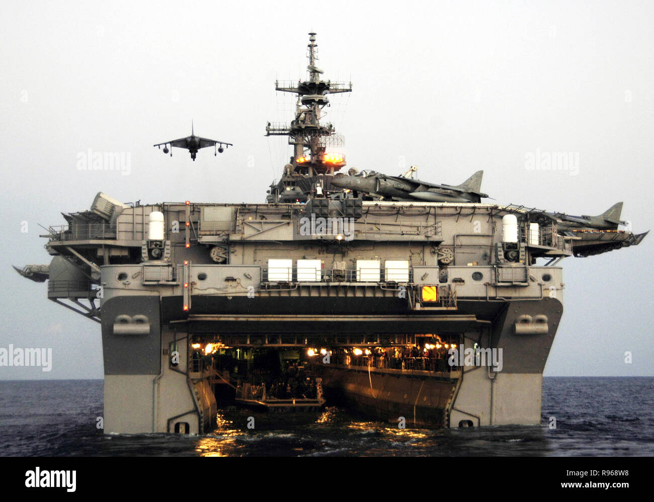 Un AV-8B Harrier effectue un atterrissage vertical à bord du navire d'assaut amphibie USS Essex (DG 2). Essex est la seule de la marine de l'avant-déployés et d'assaut amphibie est le navire amiral de la Sasebo, Japon, groupe expéditionnaire d'Essex. Photo de la Marine américaine, spécialiste des communications de masse 2e classe Corey Truax. Banque D'Images