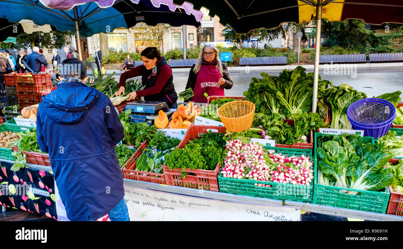 L'achat d'acheteurs d'un marché de légumes de la Place Charles de Gaulle, Toulouse, France Banque D'Images