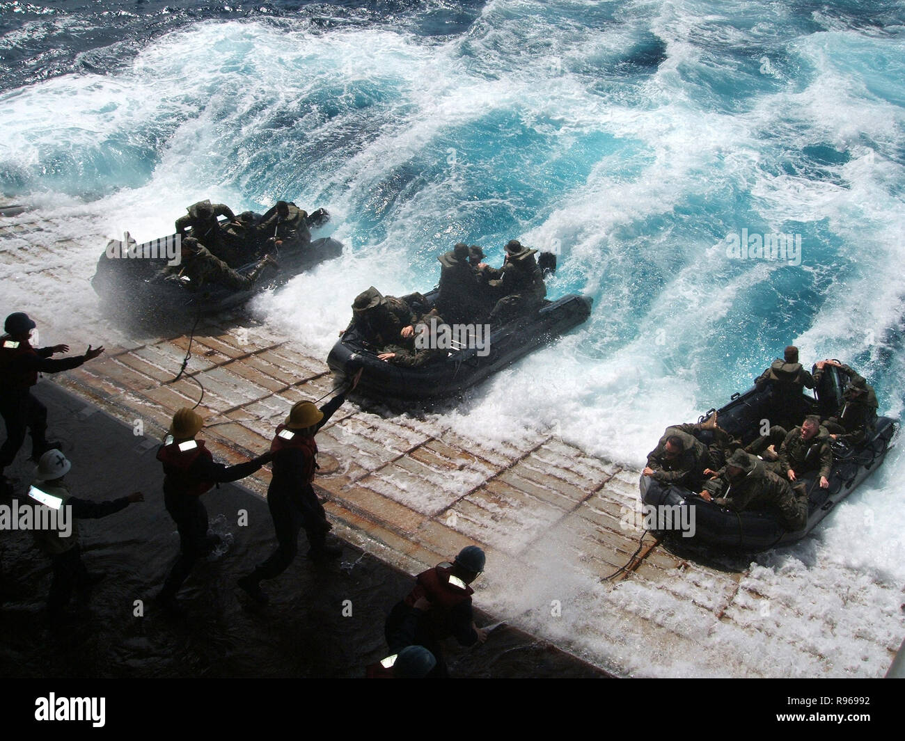 Les marins de la Marine américaine dans la lutte contre le maraudage en caoutchouc de plaisance sont récupérés sur l'arrière de la porte de quai de transport amphibie USS Juneau (LPD 10) après avoir effectué les opérations de l'océan ouvert. DoD photo de Ensign Sarah Thomas, U.S. Navy Banque D'Images