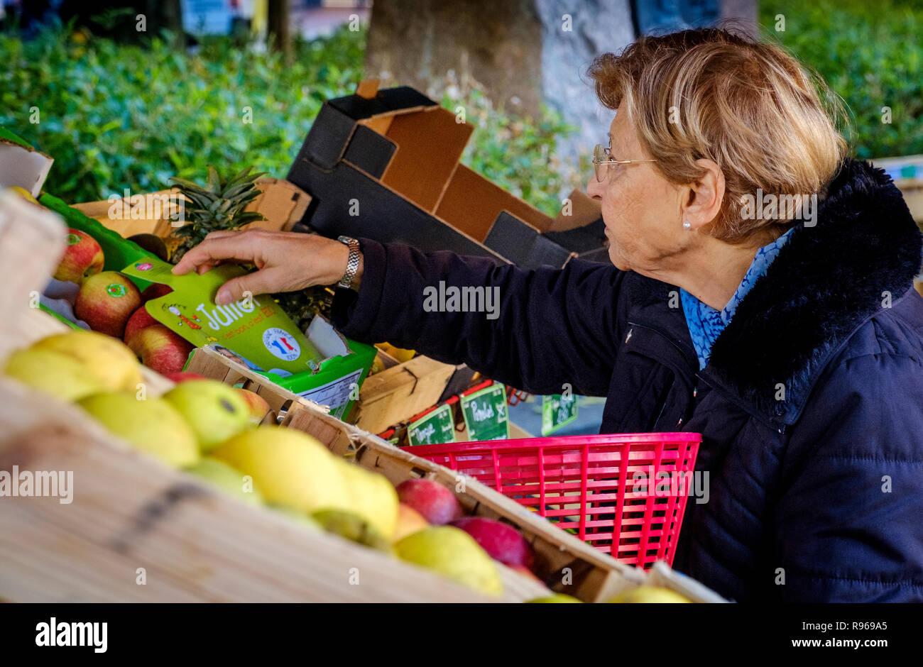 Une femme d'achat de l'acheteur à un marché de fruits sreet de la Place Charles de Gaulle, Toulouse, France Banque D'Images