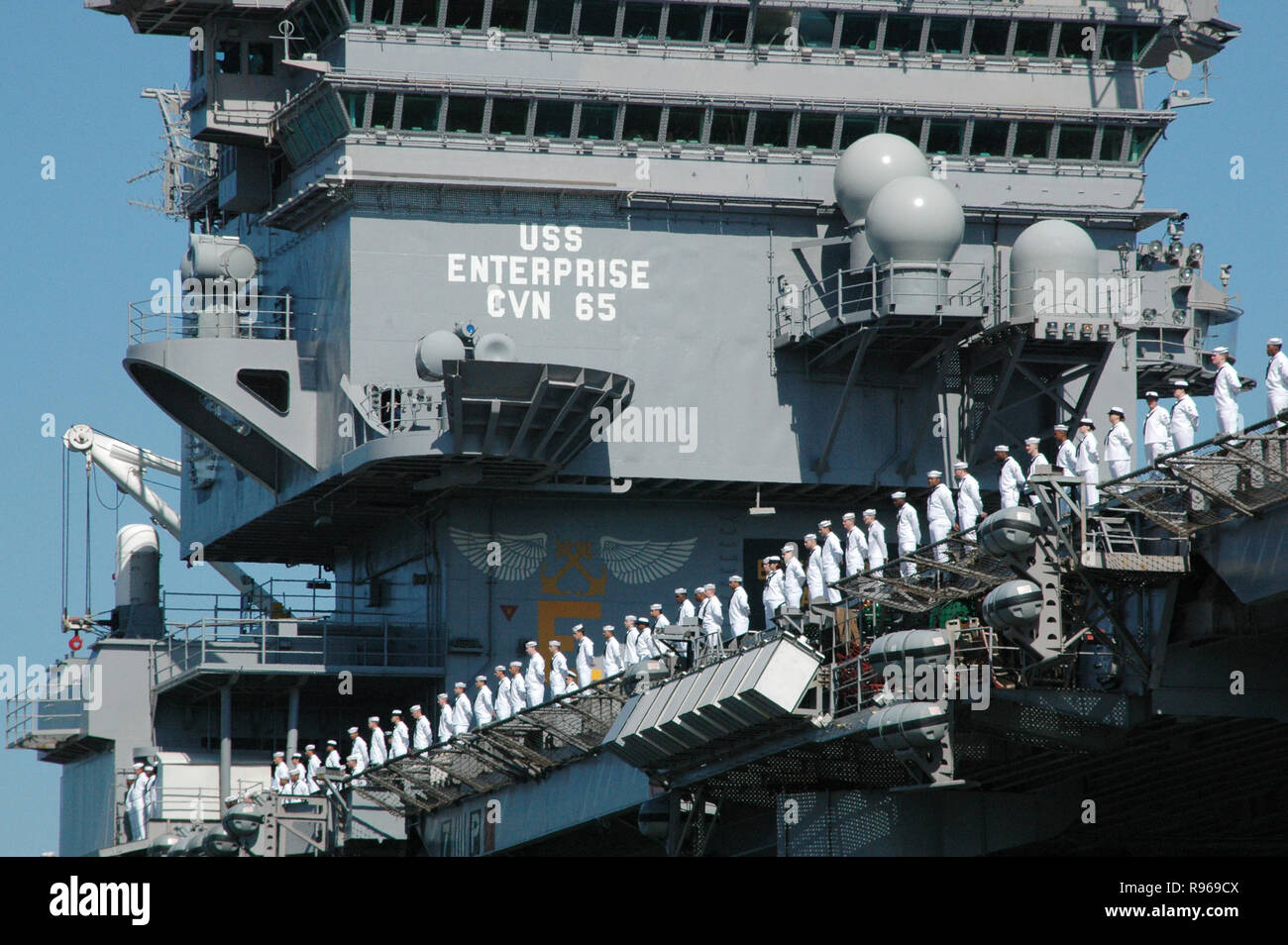 L'équipage de l'USS Enterprise (CVN 65) l'homme le rail en tant que le porte-avions quitte Naval Station Norfolk, Va. US Navy photo de Jeff Hall Banque D'Images