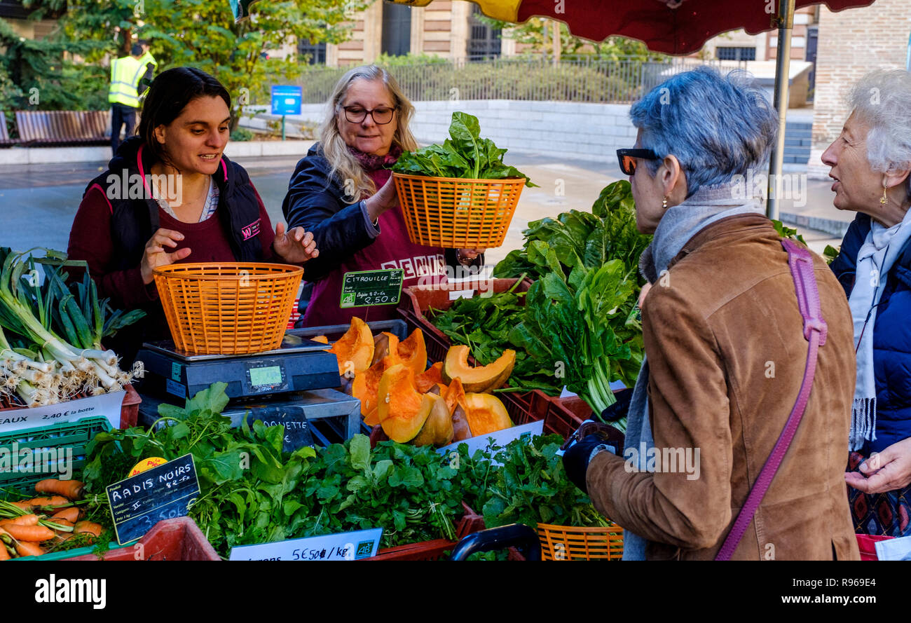 Les femmes shopping dans un marché de rue de la Place Charles de Gaulle, Toulouse, France Banque D'Images