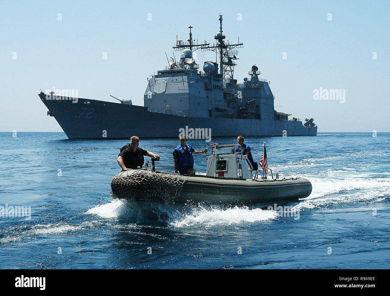 Les membres de l'équipage de l'USS Vella Gulf (CG 72) L'exploitation d'une embarcation pneumatique à coque rigide, dans le golfe Persique pour récupérer les marins et mail pour le transport de l'USS George Washington (CVN 73). DoD photo par un membre de la Marine américaine, Nelson Rex Banque D'Images