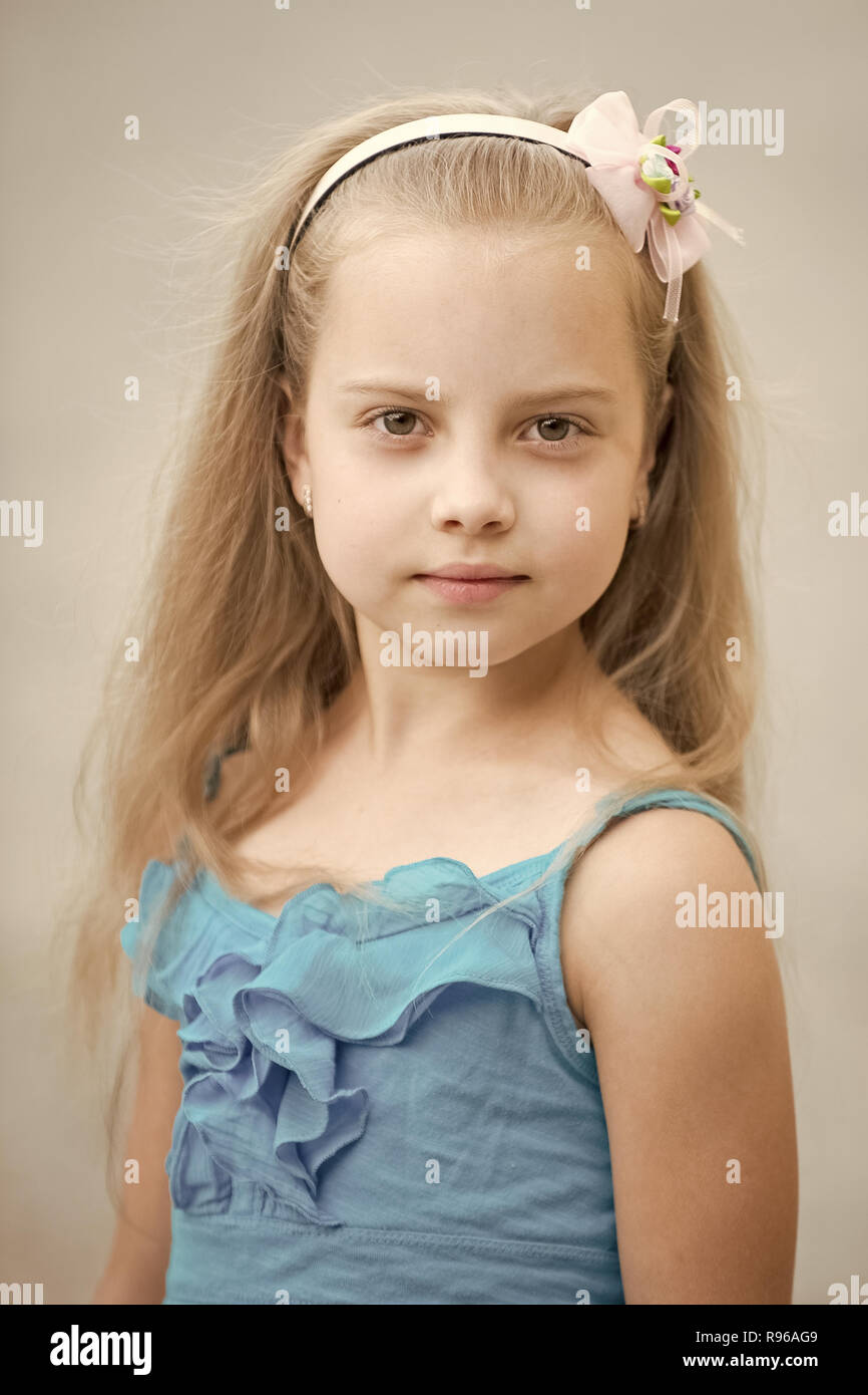 Petit Bebe Fille Ou Enfant Mignon Visage D Adorables Et Arc Dans Les Cheveux Blonds En Gilet Bleu Piscine Sur L Arriere Plan Flou Photo Stock Alamy