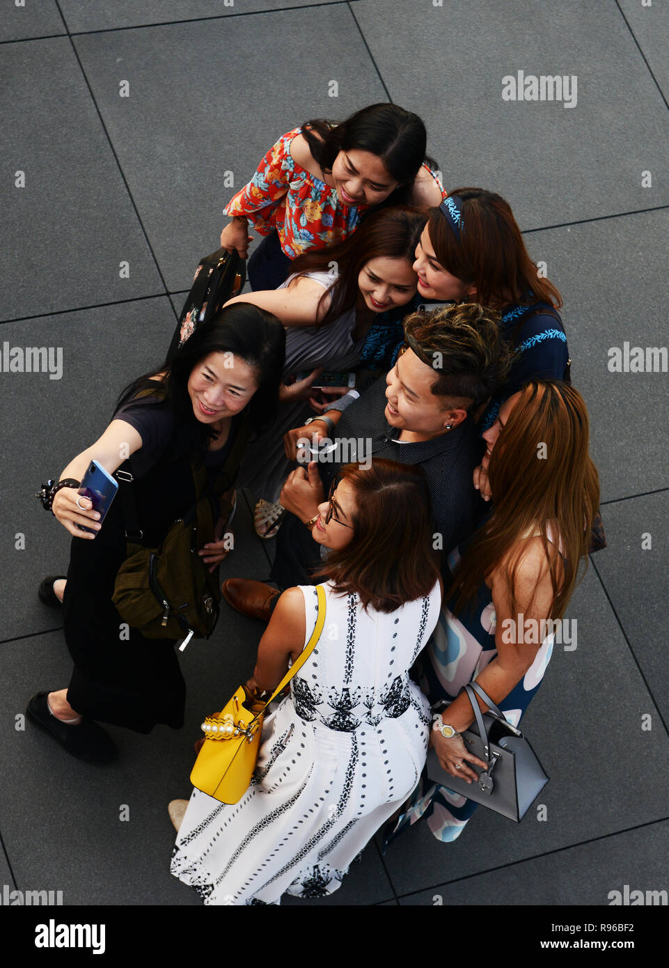 Un groupe sur le toit d'selfies le King Power tour Mahanakhon à Bangkok. Banque D'Images