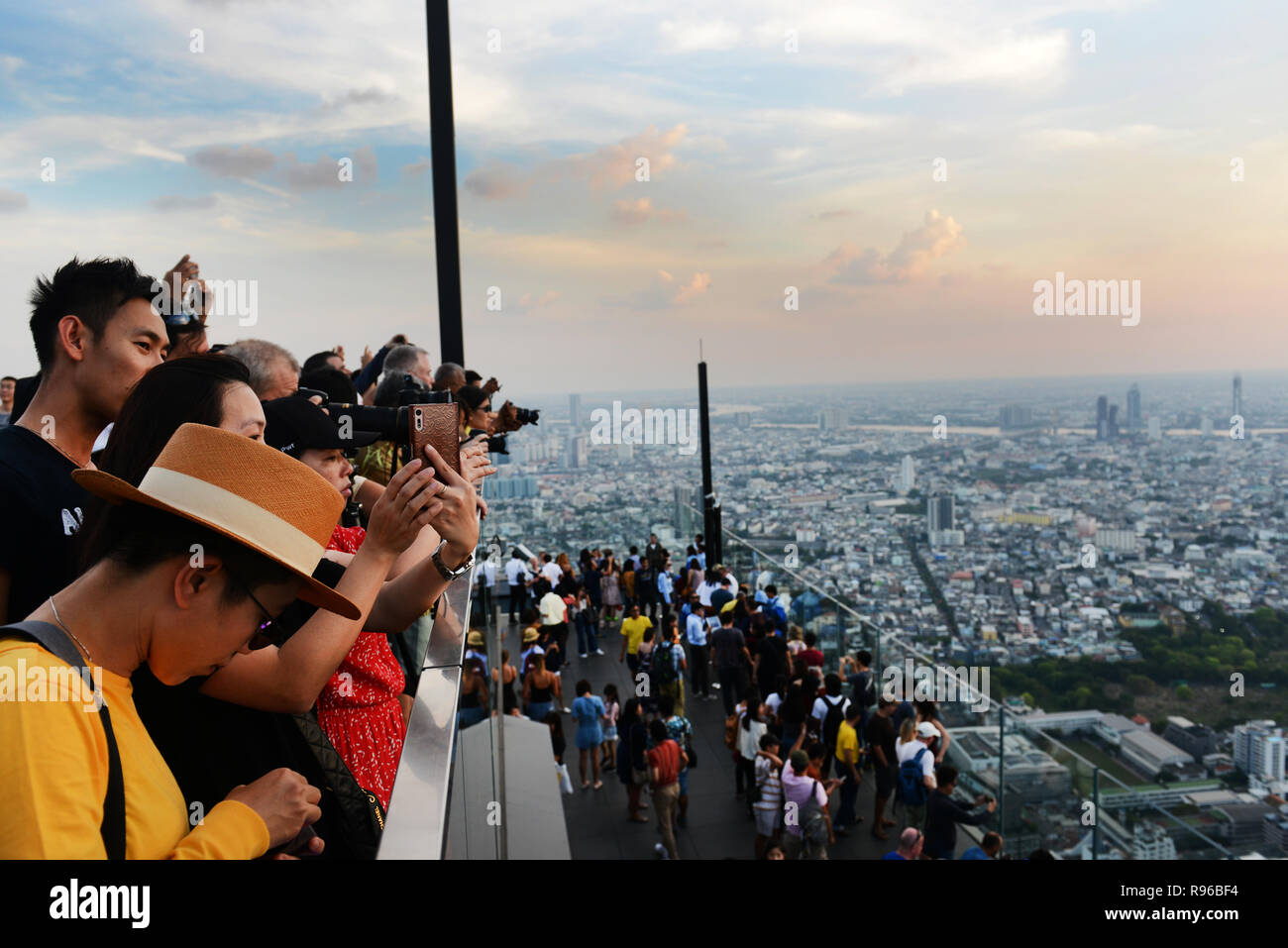 De Tourisme pour le coucher du soleil le toit de la King Power tour Mahanakhon à Bangkok. Banque D'Images