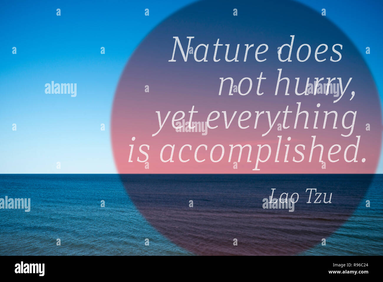 La Nature Ne Nous Depechons Pas Pourtant Tout Est Accompli Citation De L Ancien Philosophe Chinois Lao Tzu Imprime Plus De Photo Avec Paysage Mer Calme Photo Stock Alamy