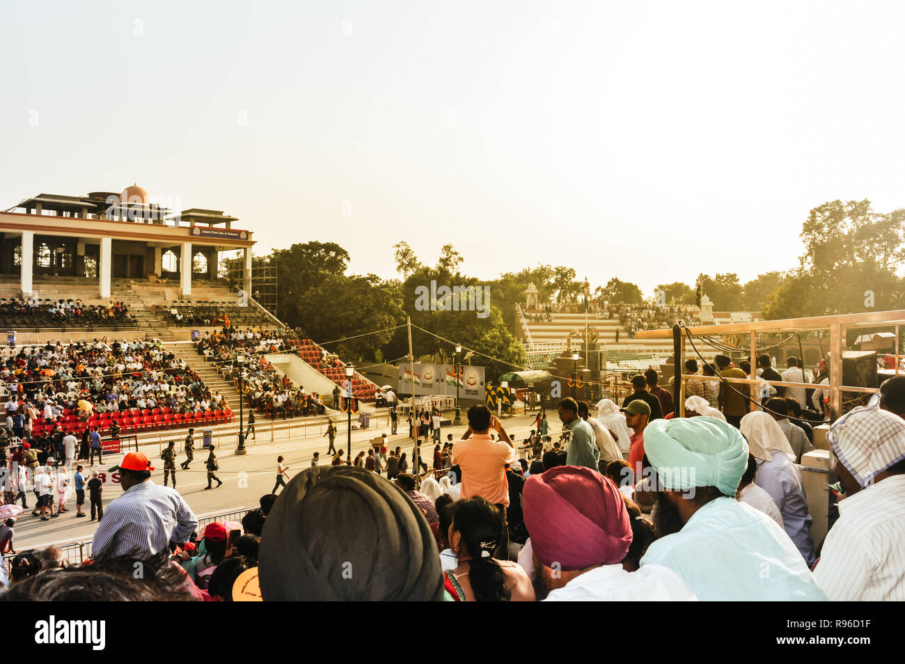 WAGHA BORDER, Amritsar, Punjab, INDIA - juin 2017. Les gens qui regardent l'abaissement des drapeaux cérémonie. Son quotidien d'une pratique militaire des forces de sécurité I Banque D'Images